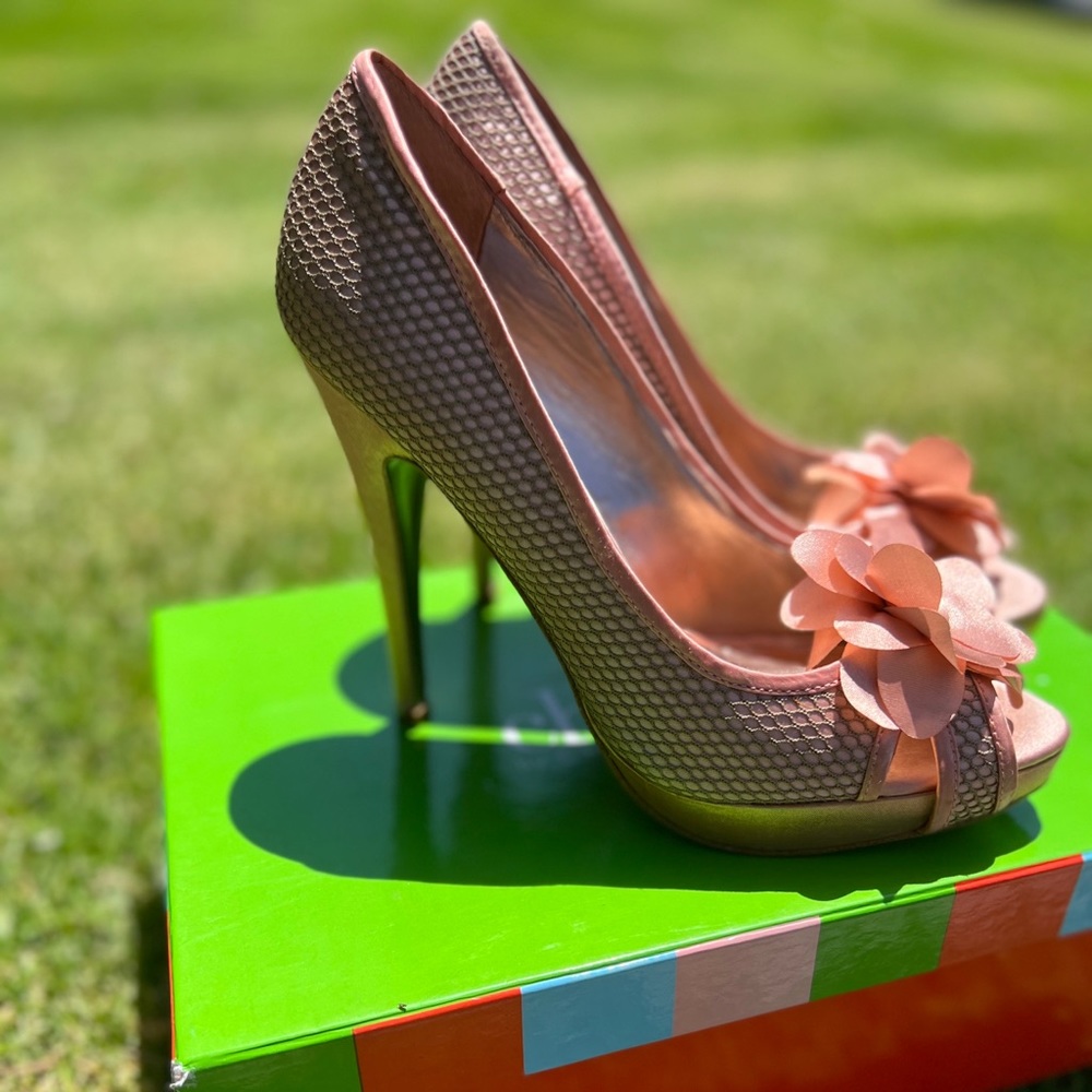 EUC Sexy Rose gold peep toe platform heels with detachable rosette decoration.